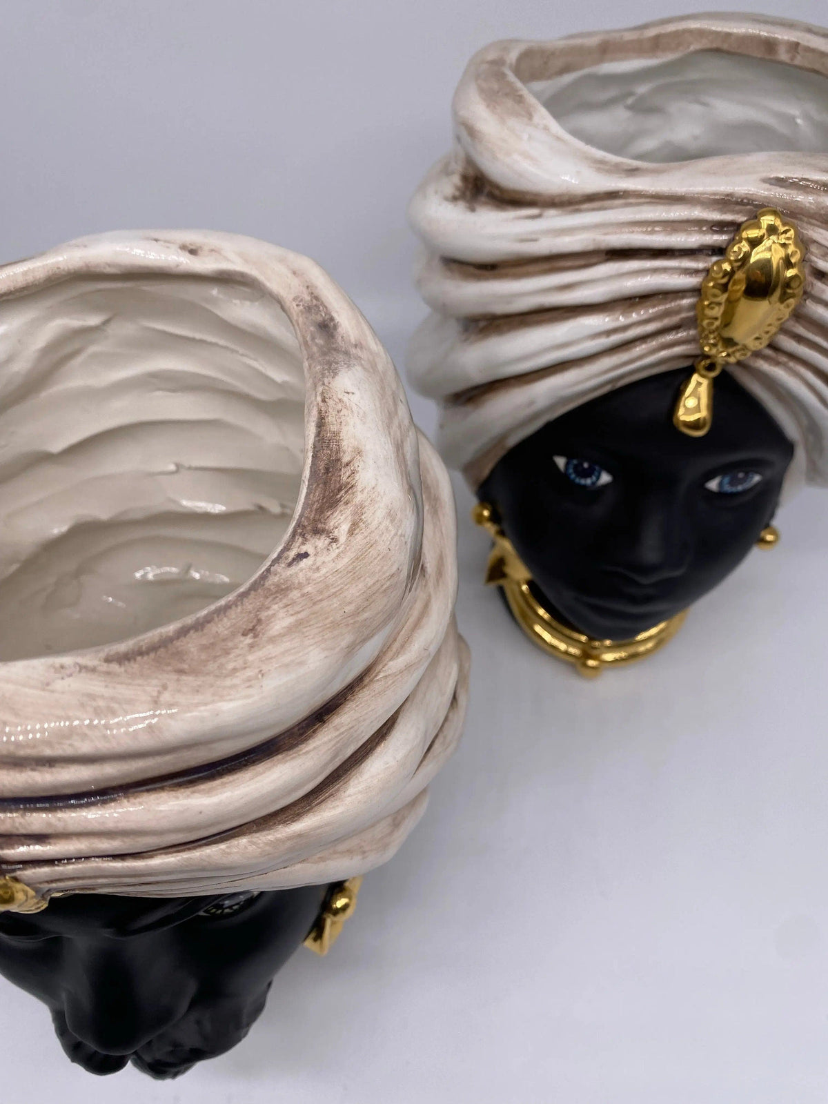 Teste di Moro Atena Ceramica Caltagirone cm H.24 L.18 Artigianale Écru Nero Oro DD CERAMICHE SICILIANE