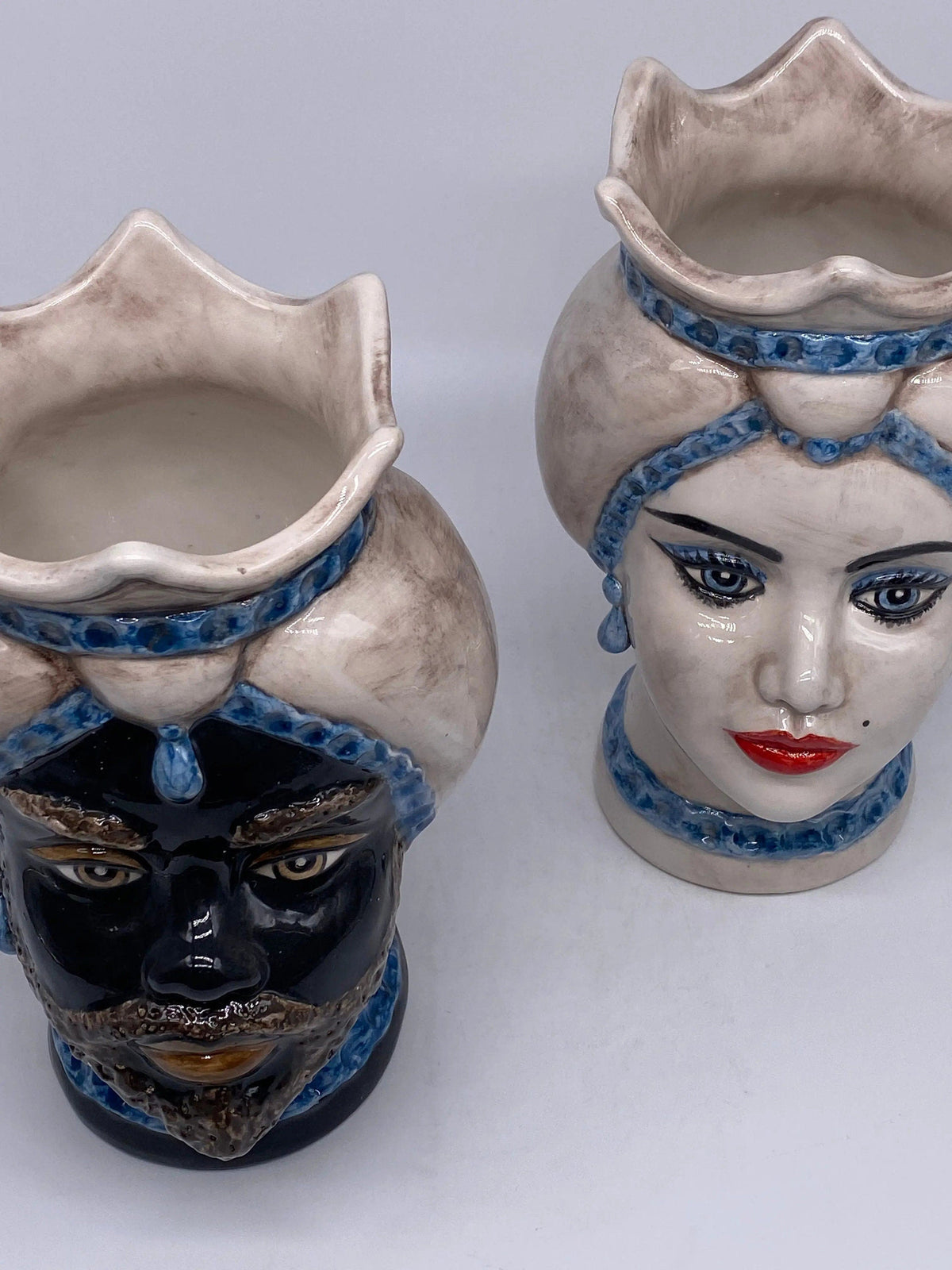 Teste di Moro Luis Ceramica Caltagirone cm H.22 L.15 Artigianale Turbante Liscio Écru Blu DD CERAMICHE SICILIANE